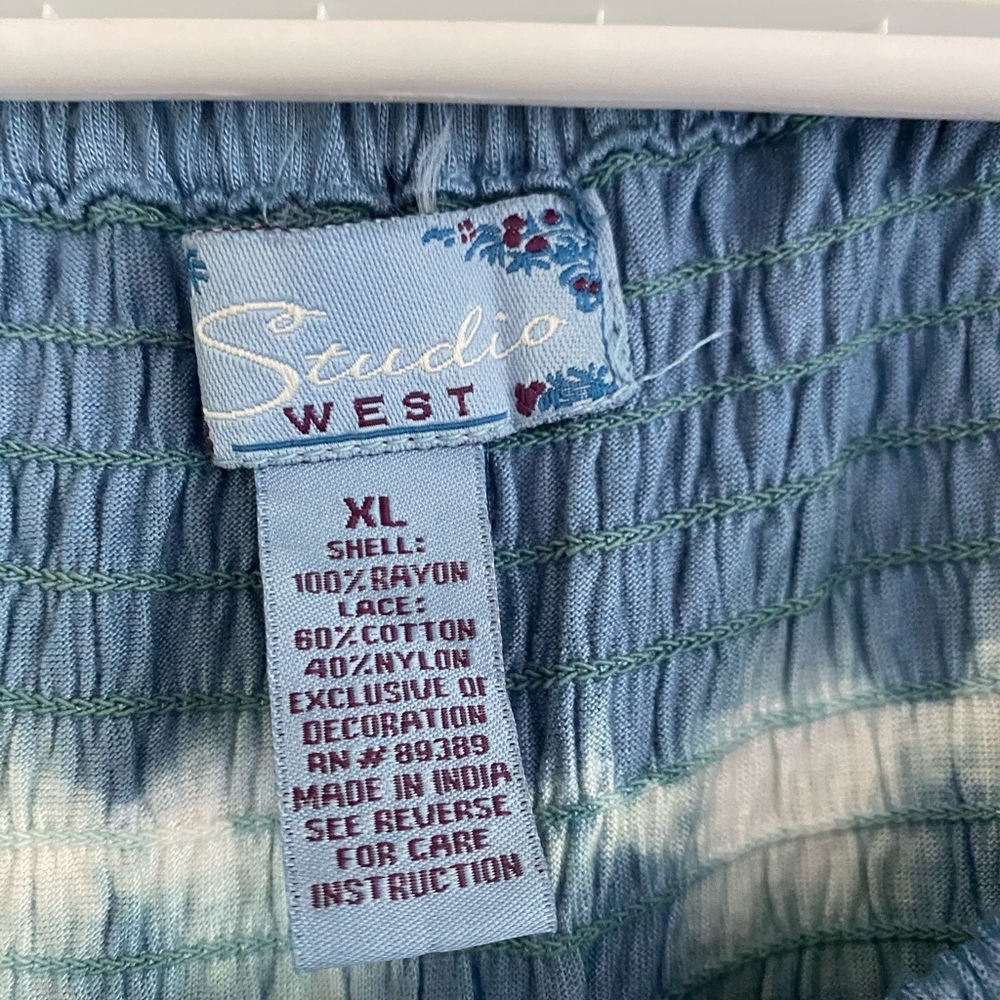 Women’s Shirts - Picture 4 of 7